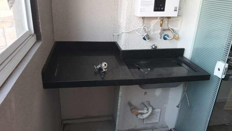 Bancada de área de serviço em granito preto com tanque embutido
